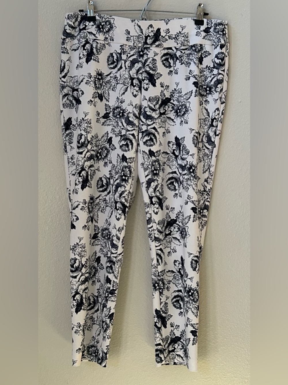 Nine West Navy Blue & White Floral Ankle Pants (W/Stretch); (Size L)